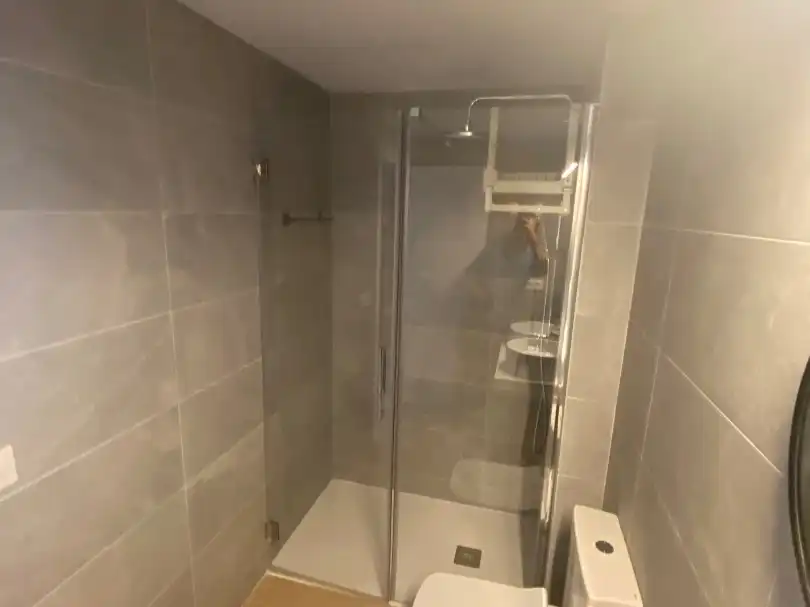 Badezimmer von Wohnung zur Miete in Sevilla mit Klimaanlage, Möbliert und Waschmaschine