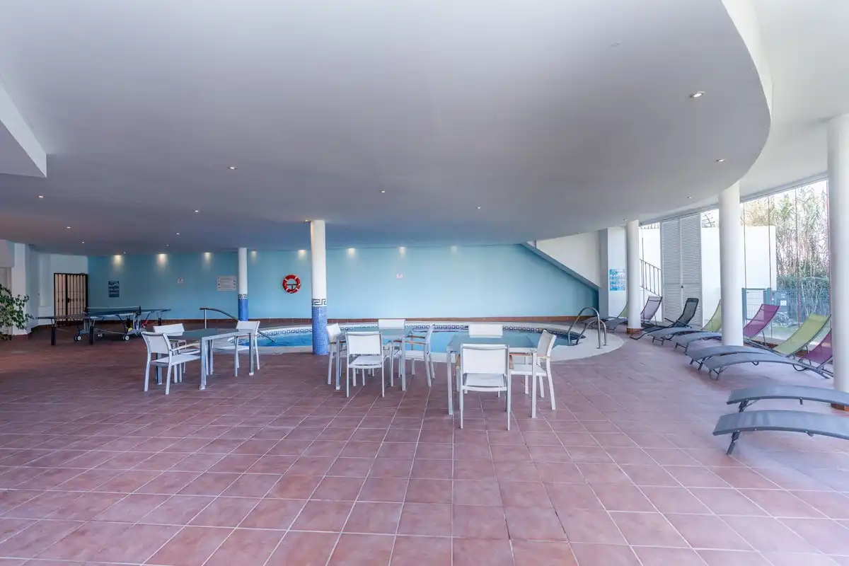 Schwimmbecken von Wohnungen zum Verkauf in Benahavís mit Klimaanlage, Privatgarten und Terrasse