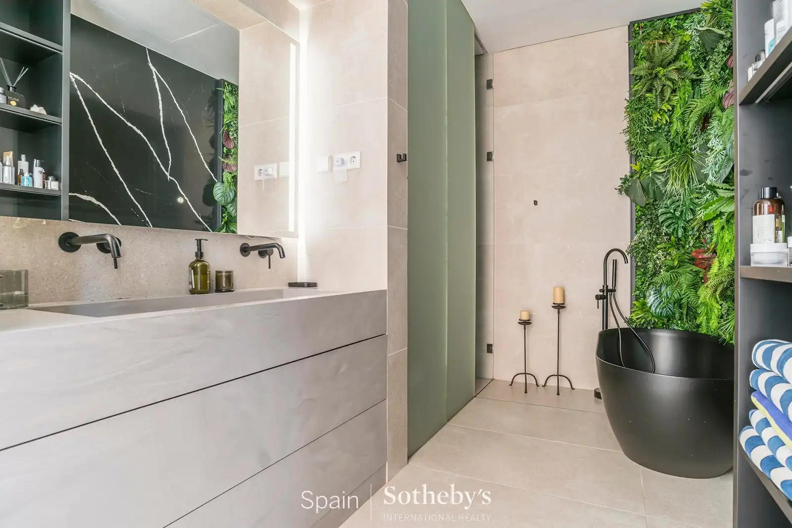 Baño de Ático en venta en Madrid con Aire acondicionado, Calefacción y Jardín privado
