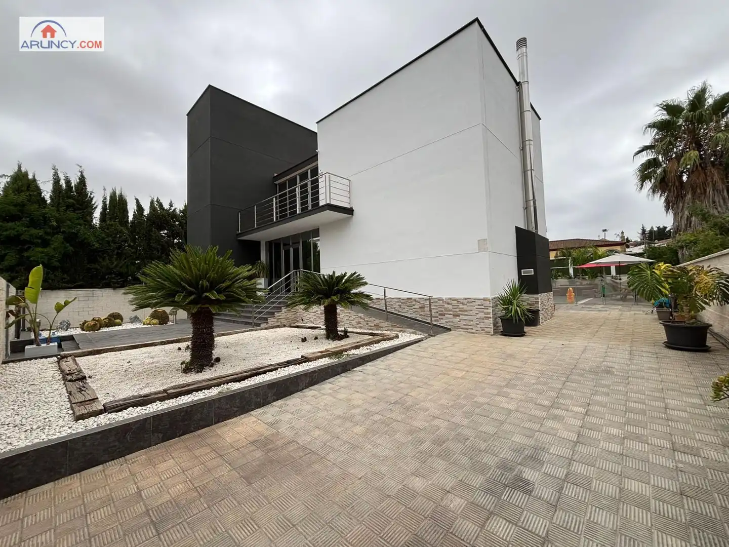 Vista exterior de Casa o xalet de lloguer en Alcalá de Guadaira amb Aire condicionat, Jardí privat i Traster