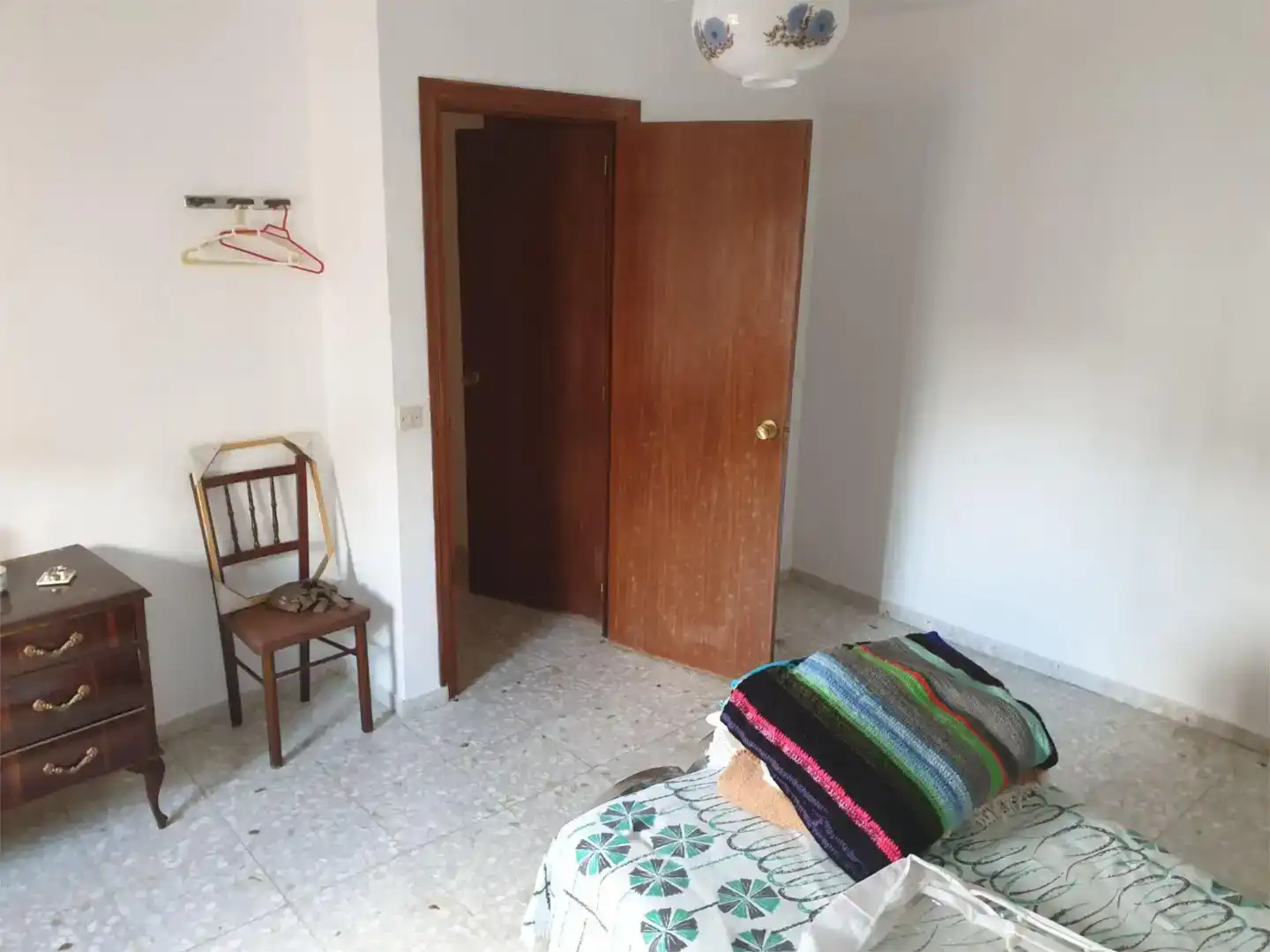 Habitación de Casa adosada en venta en Valdefuentes con Amueblado y Balcón