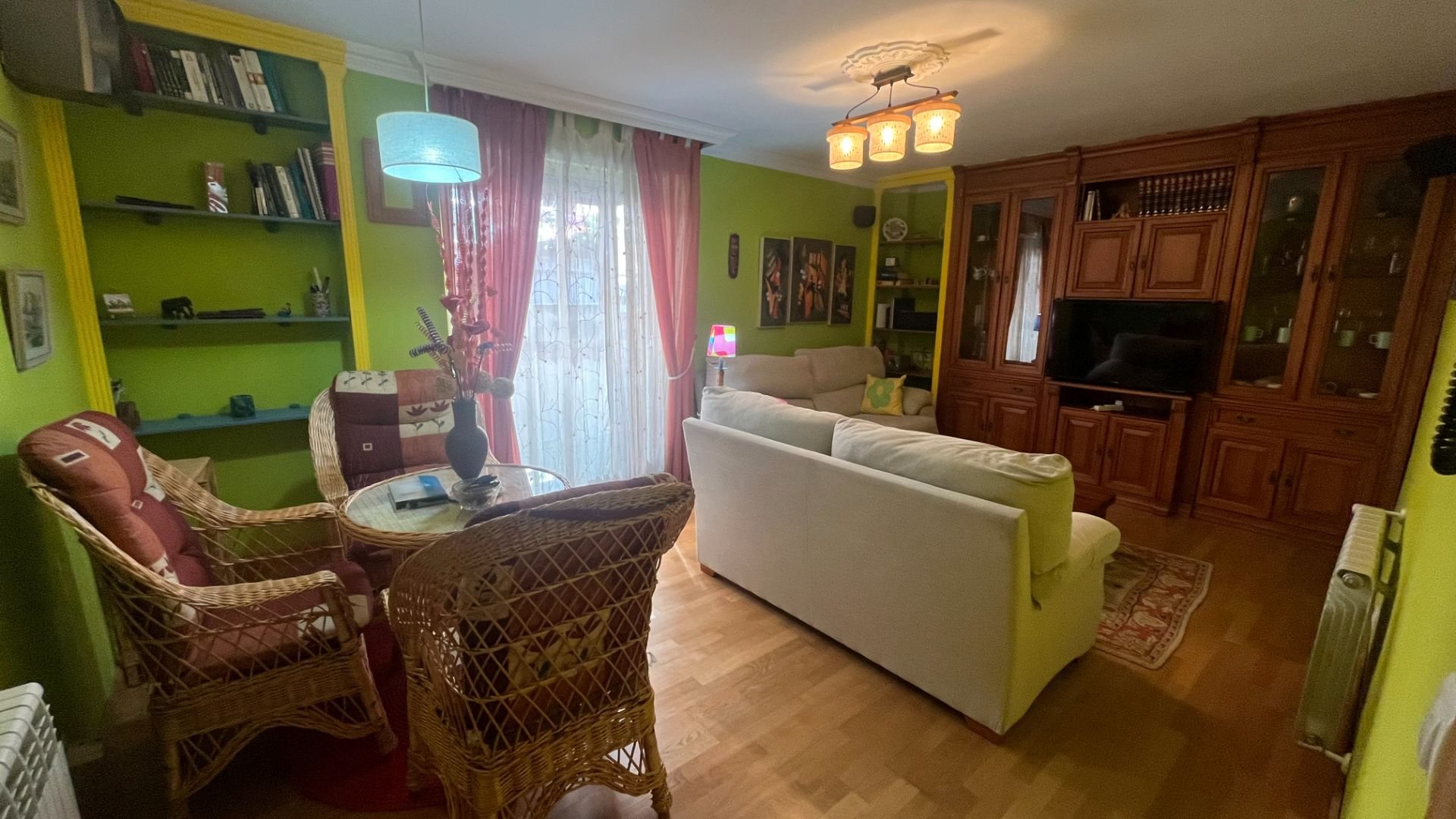 Living room of Flat for sale in Valladolid Capital  with Heating, Parquet flooring and Furnished