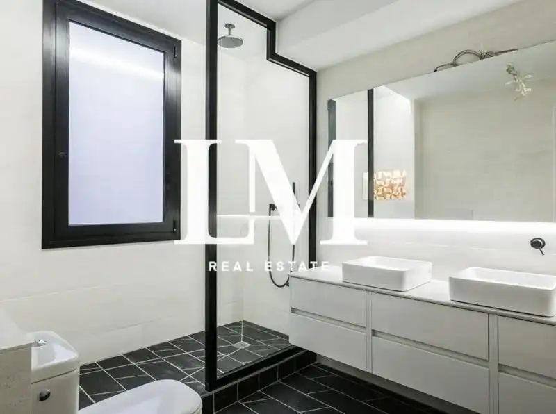 Bany de Apartament en venda en Barcelona amb Aire condicionat, Terrassa i Balcó