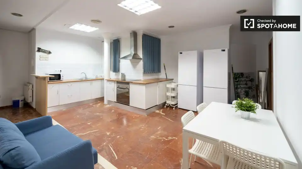 Cuina de Pis de lloguer en Valencia amb Aire condicionat, Calefacció i Moblat
