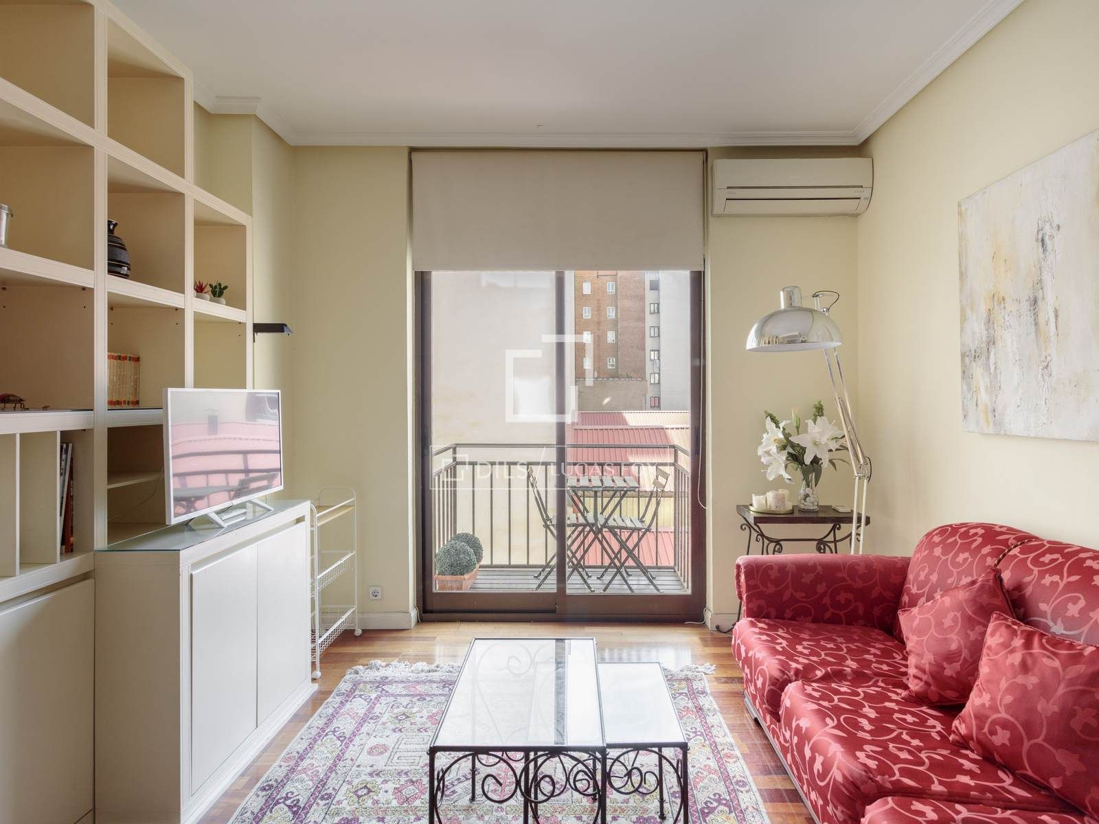 Living room of Flat for rent in  Madrid Capital  with Air Conditioner, Heating and Parquet flooring