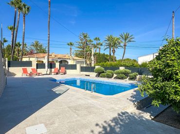 Casa con piscina en venta en La Caleta - La Calalga -  Les Bassetes