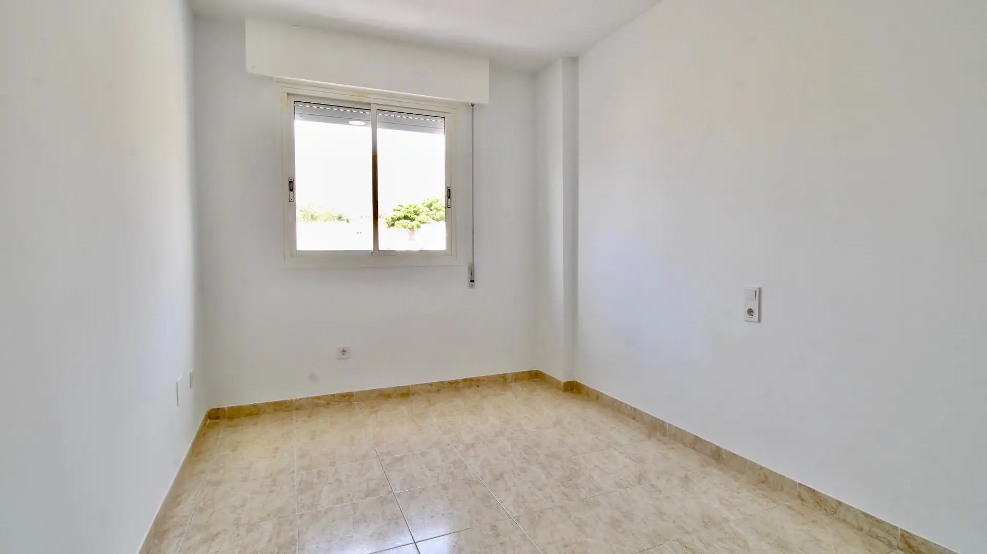 Habitación de Piso en venta en Roquetas de Mar con Jardín privado, Terraza y Piscina comunitaria