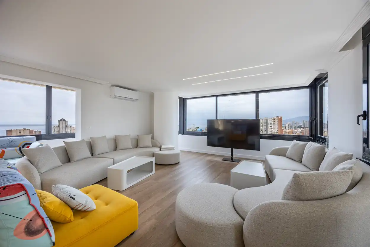 Sala de estar de Piso en venta en Benidorm con Parquet, Trastero y Piscina