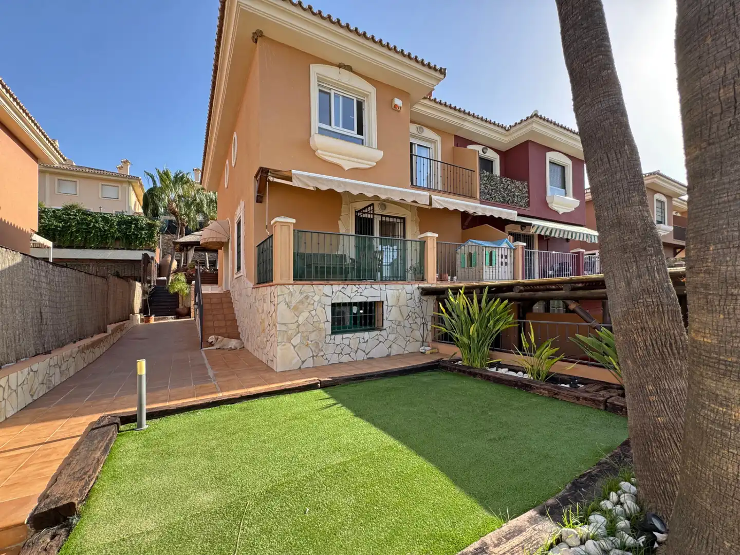 Vista exterior de Casa adosada en venda en Alhaurín de la Torre amb Aire condicionat, Jardí privat i Parquet