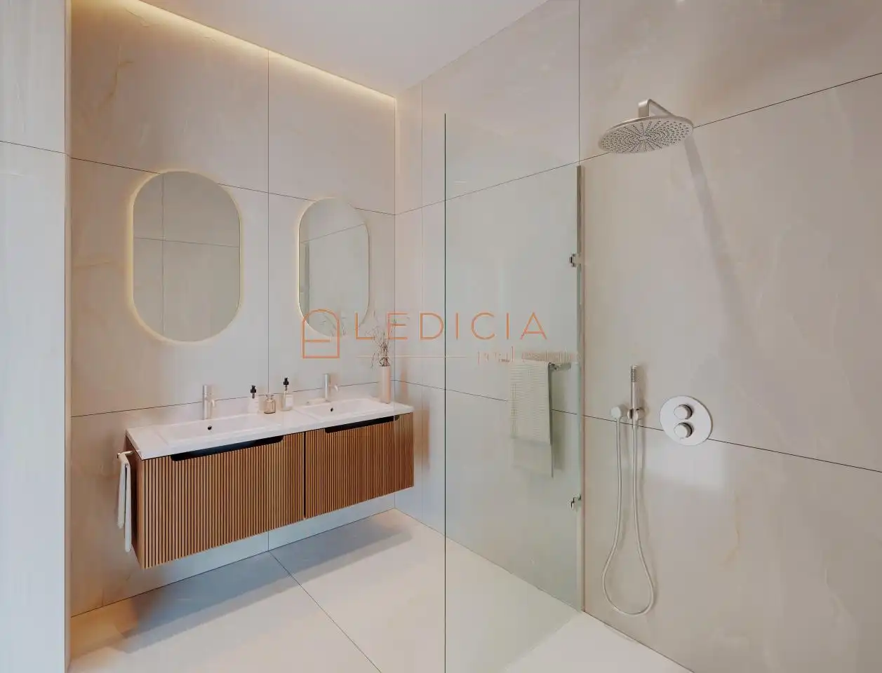 Bathroom of Flat for sale in Vigo   with Heating, Terrace and Furnished