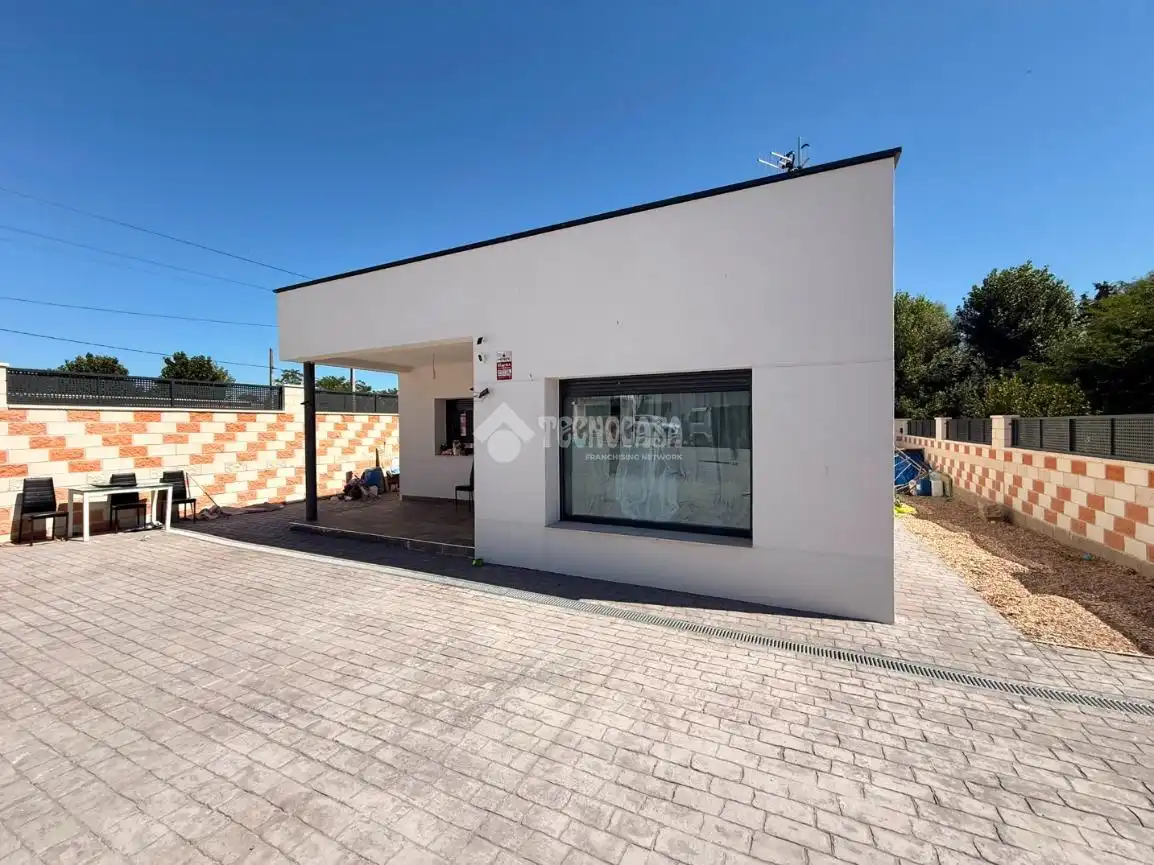 Vista exterior de Casa o xalet en venda en Galápagos amb Calefacció, Jardí privat i Terrassa