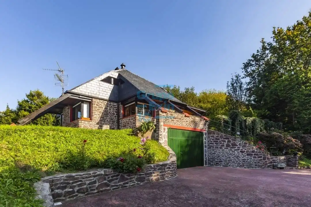Vista exterior de Casa o xalet en venda en Irun  amb Calefacció i Jardí privat