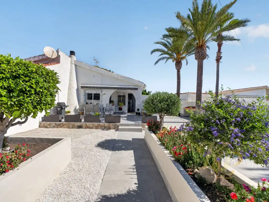 Vista exterior de Casa o xalet en venda en Torrevieja amb Aire condicionat, Moblat i Forn