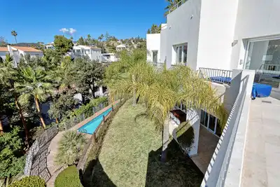 Vista exterior de Casa o xalet en venda en Marbella amb Aire condicionat, Calefacció i Jardí privat