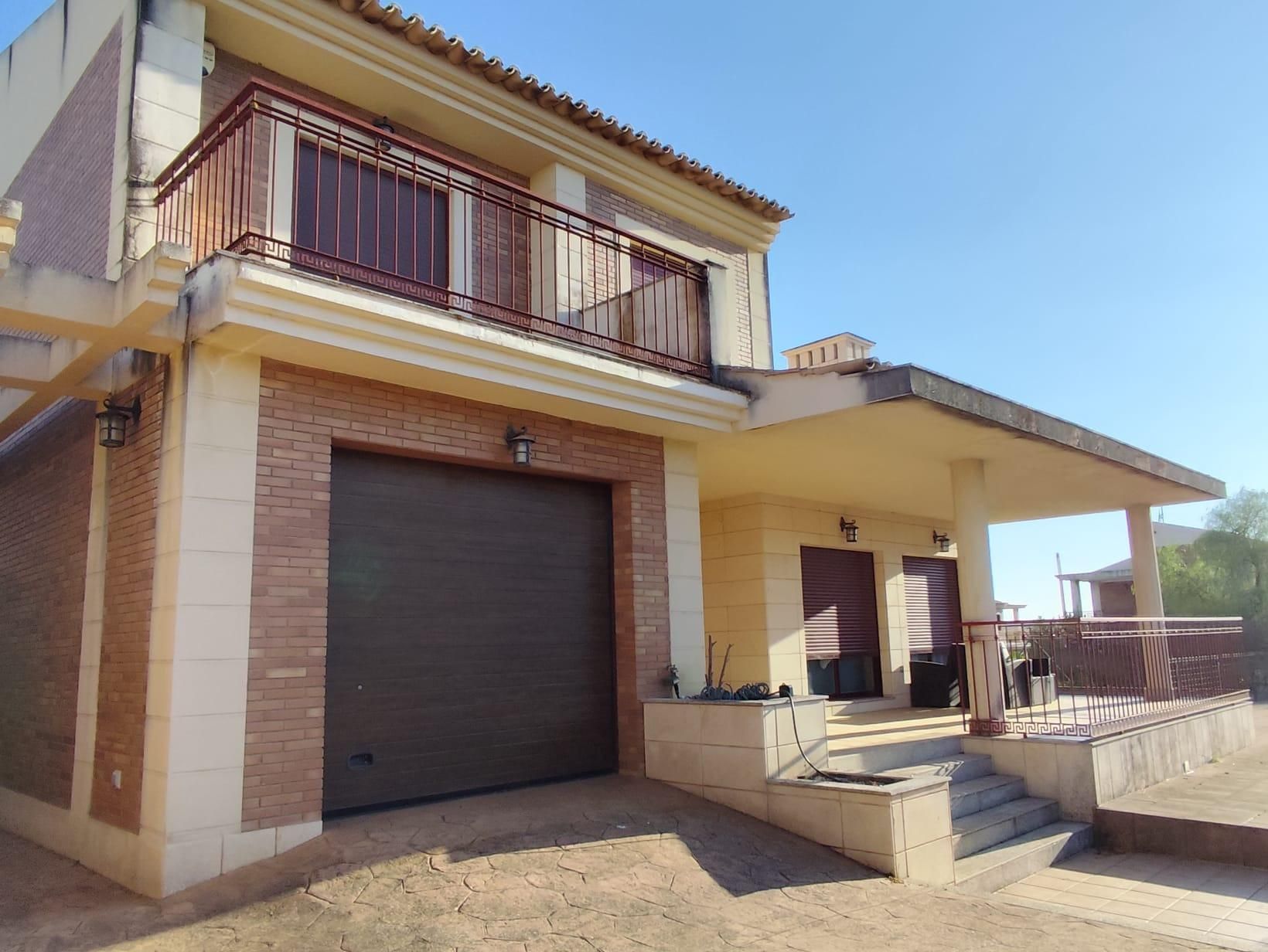 Vista exterior de Casa o chalet en venta en Badajoz Capital con Jardín privado, Trastero y Piscina
