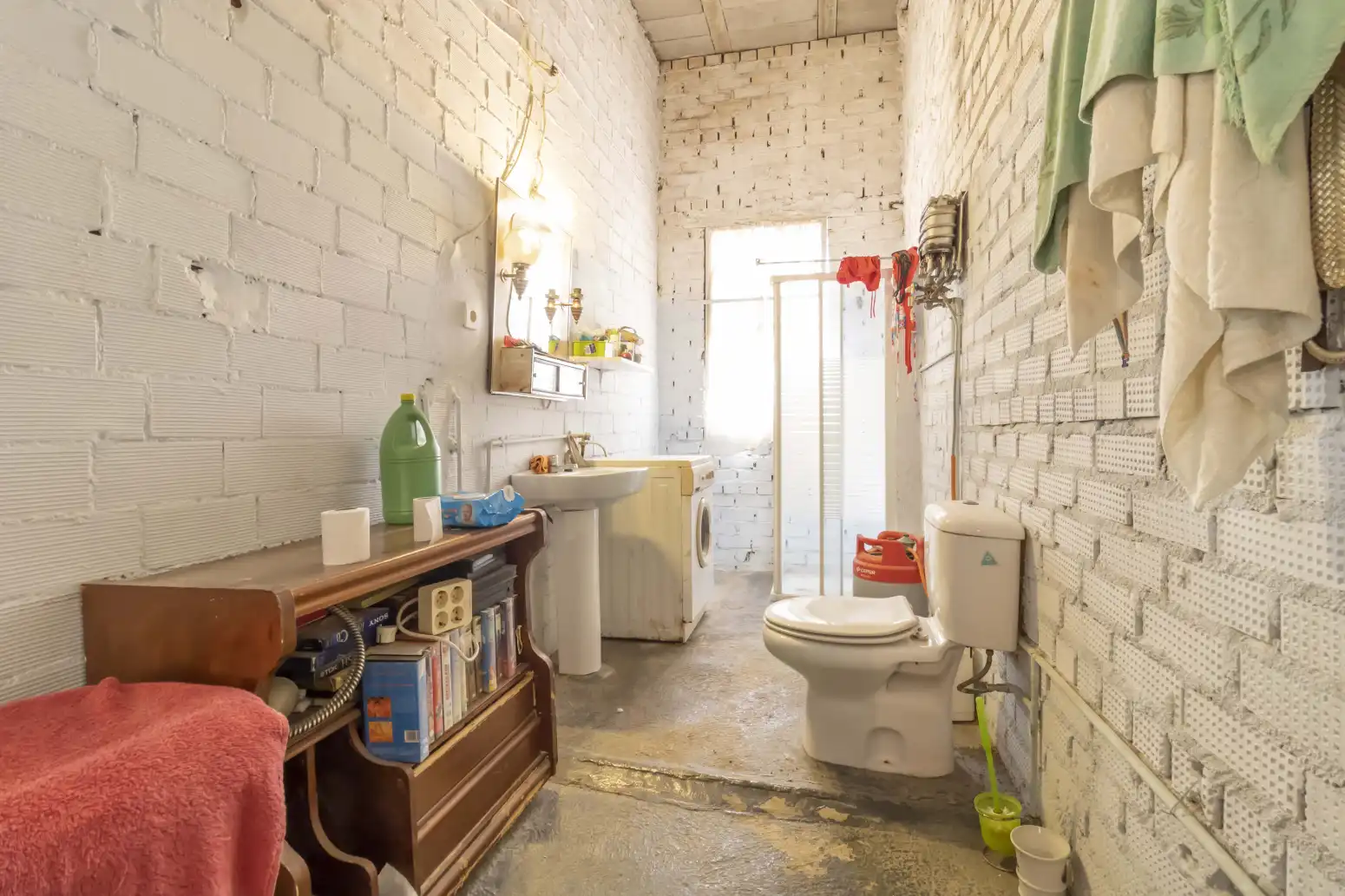 Bathroom of Detached homes for sale in Gerena  with Private garden and Swimming Pool