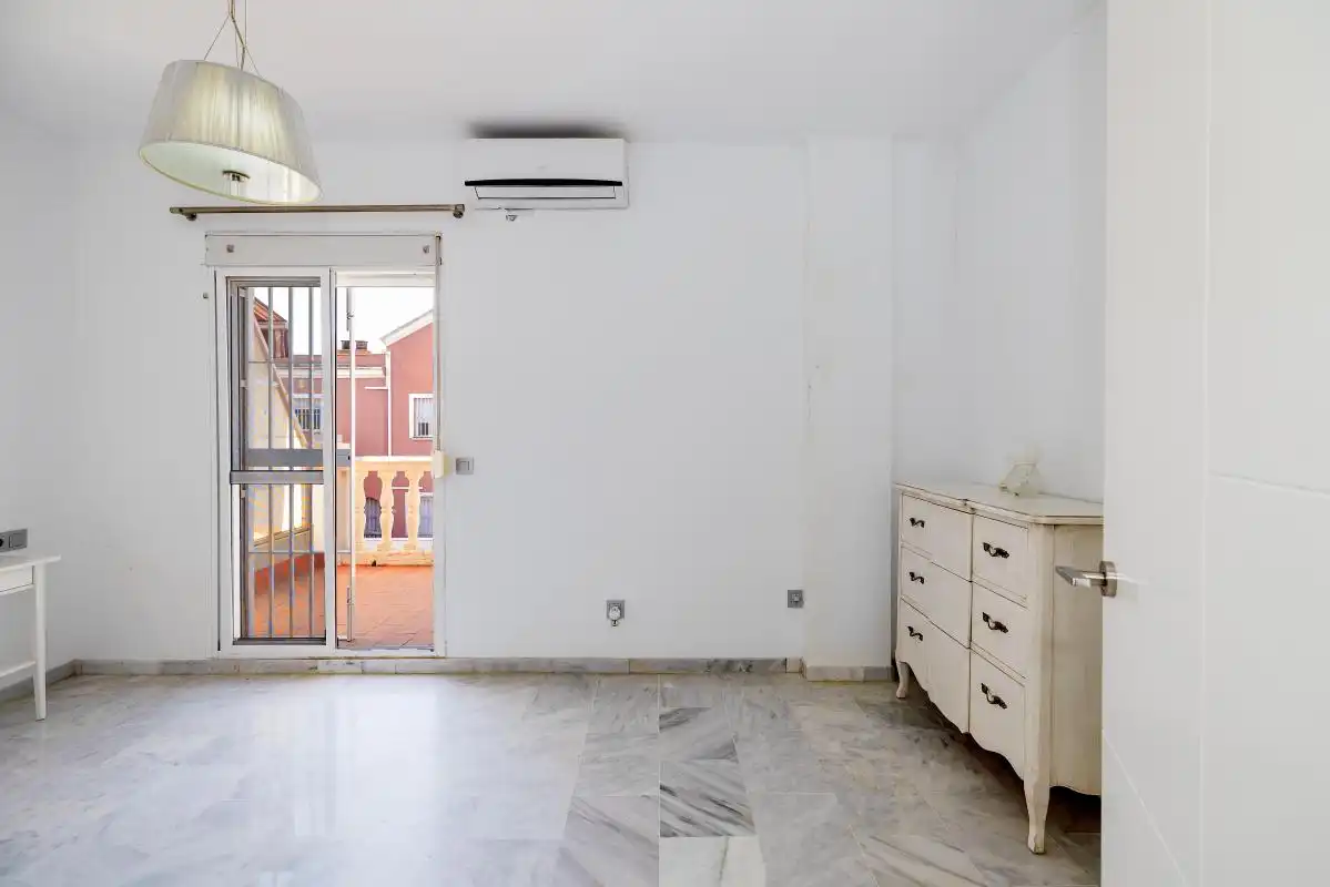 Habitación de Casa adosada en venta en Valencina de la Concepción con Aire acondicionado, Calefacción y Terraza