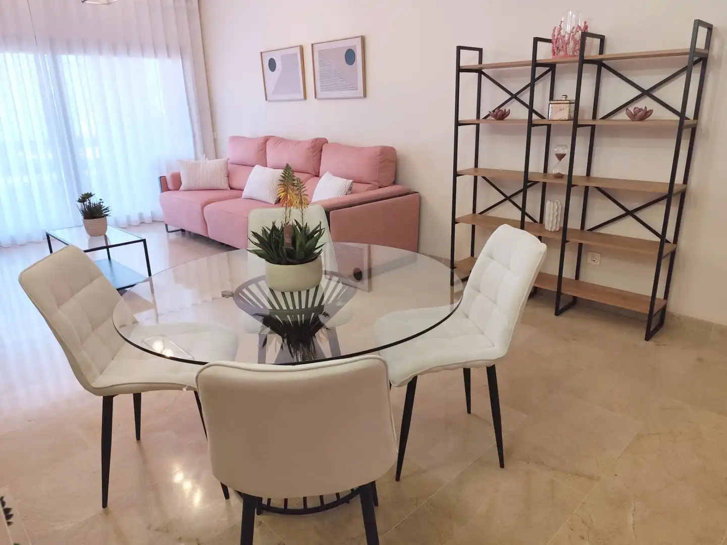 Sala d'estar de Apartament en venda en Manilva amb Aire condicionat, Terrassa i Piscina