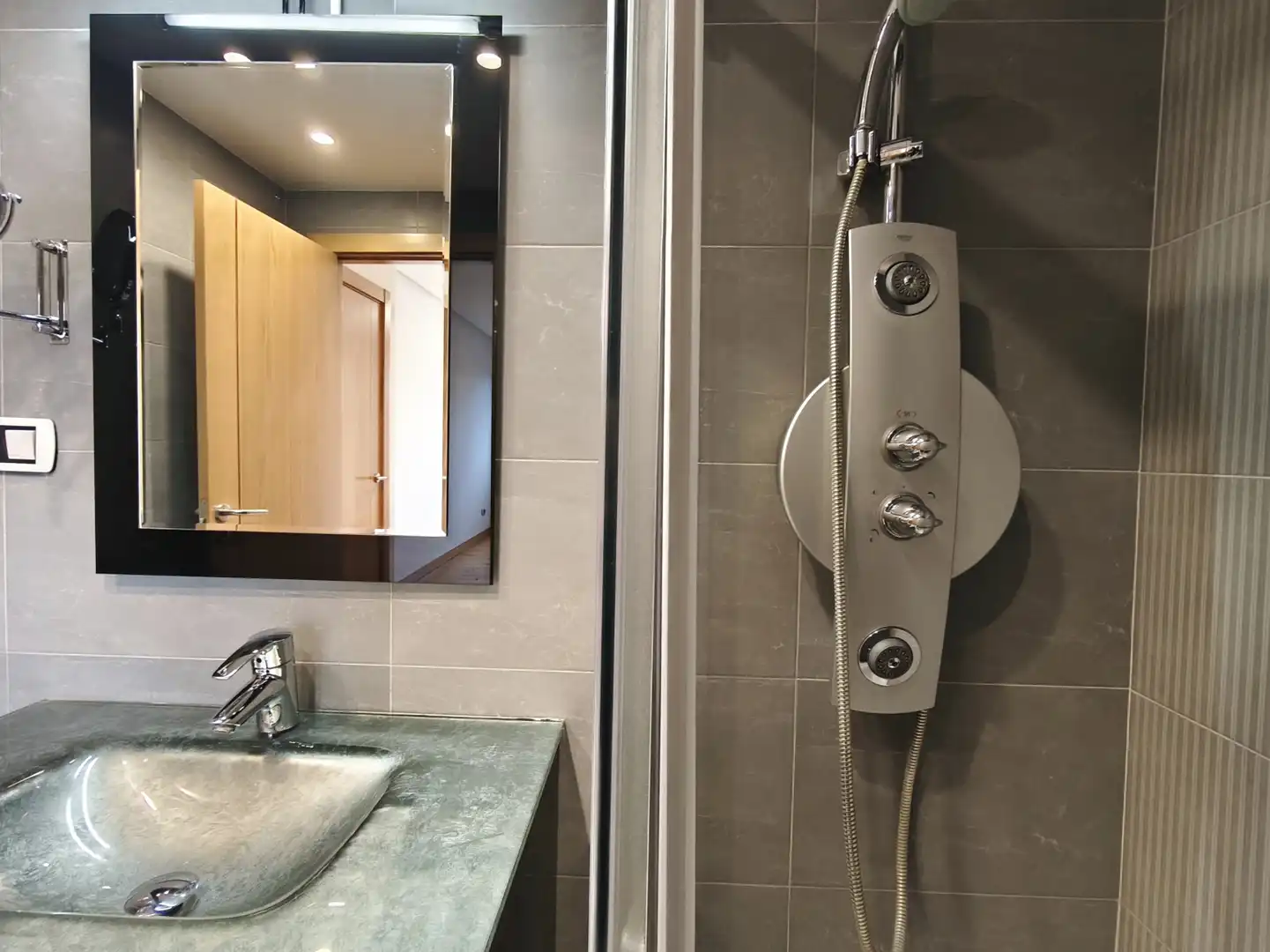 Baño de Piso en venta en  Logroño con Aire acondicionado, Calefacción y Jardín privado