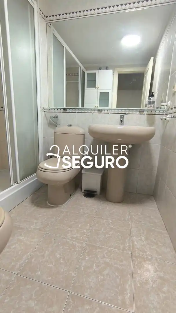 Bany de Pis de lloguer en Sevilla amb Aire condicionat, Terrassa i Piscina