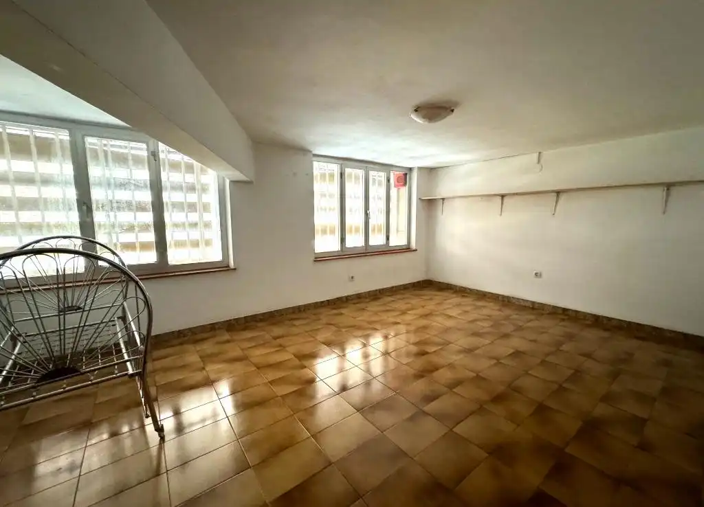 Commercial properties for rent in Calle La Paz, Los Corrales de Buelna