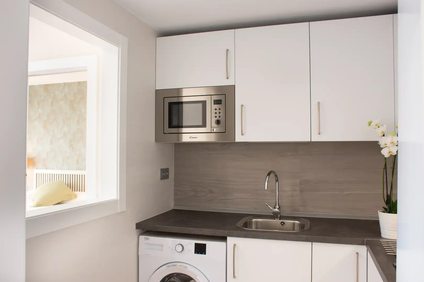 Cocina de Apartamento de alquiler en Sevilla con Aire acondicionado, Lavadora y Microondas