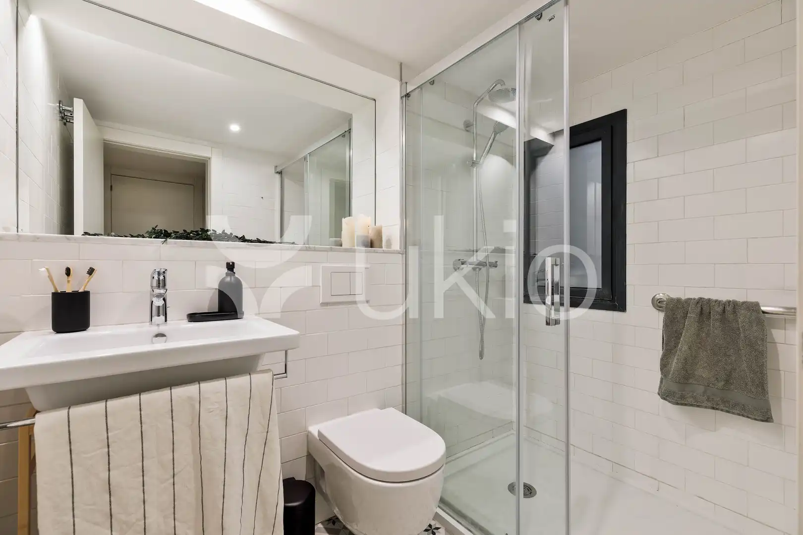 Baño de Apartamento de alquiler en Barcelona con Aire acondicionado, Calefacción y Amueblado