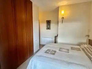 Schlafzimmer von Dachboden zum Verkauf in Figueres mit Klimaanlage, Heizung und Terrasse