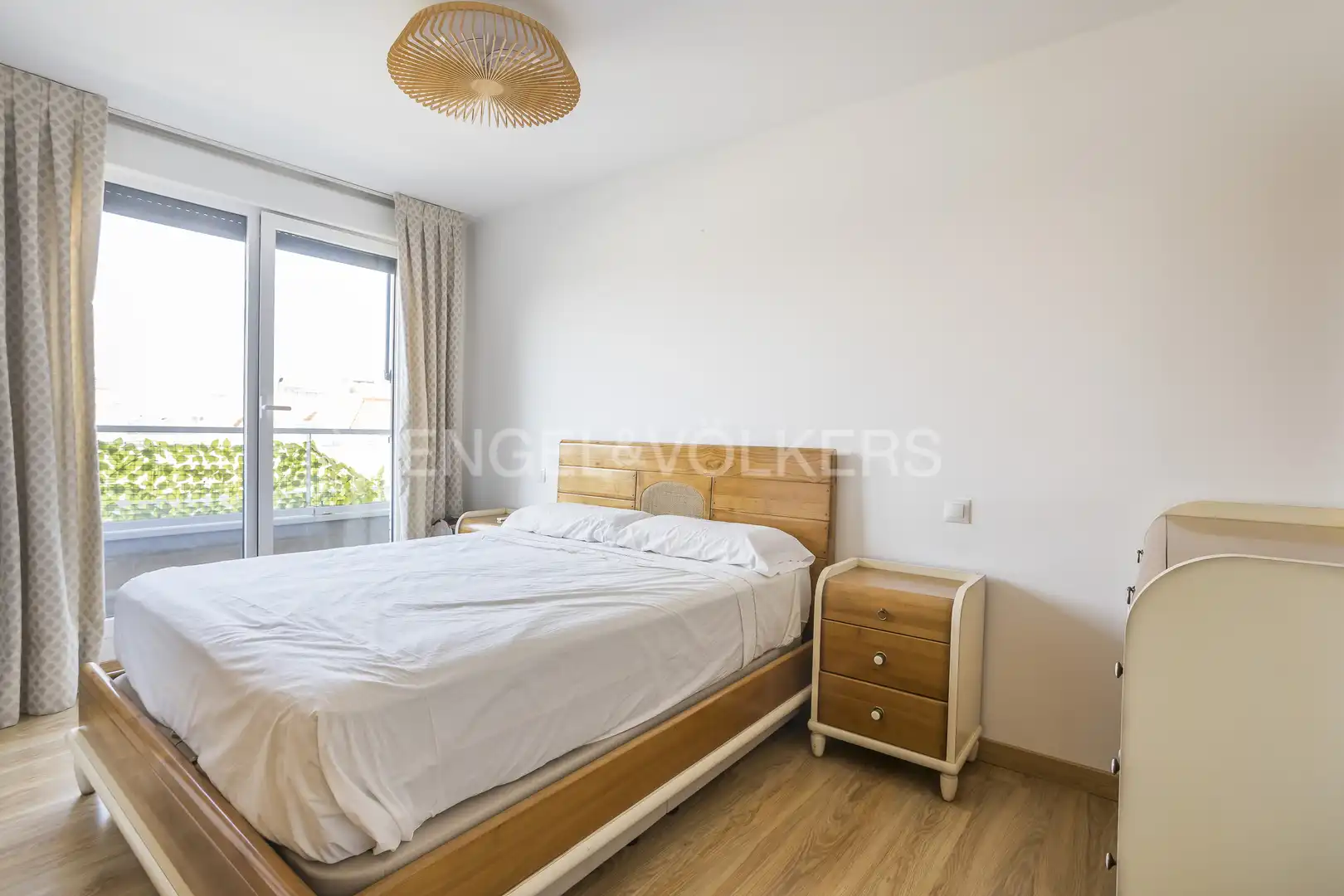 Schlafzimmer von Dachboden zur Miete in Madrid mit Klimaanlage, Heizung und Terrasse