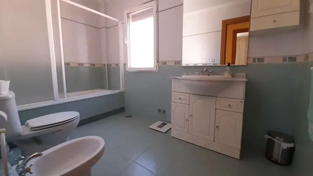 Baño de Casa adosada en venta en Villalgordo del Júcar con Calefacción y Terraza