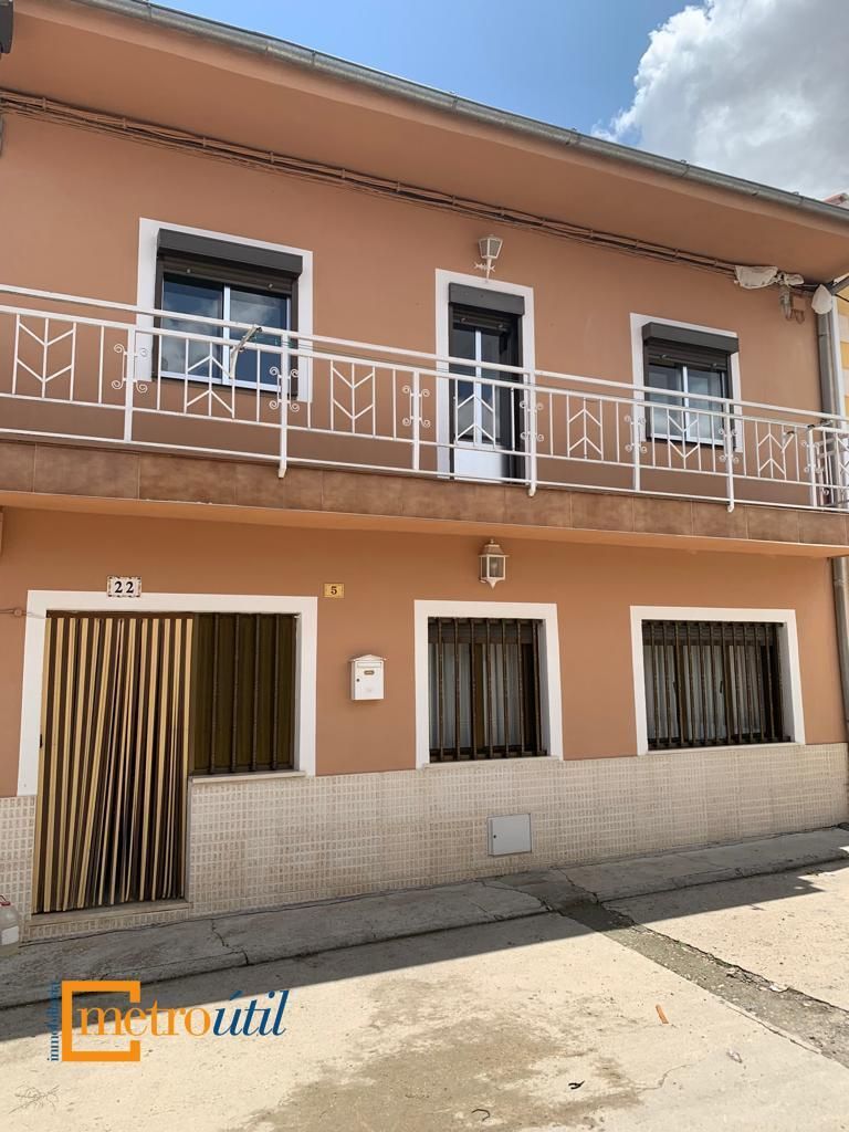 Exterior view of Single-family semi-detached for sale in Villaflores  with Heating, Parquet flooring and Storage room