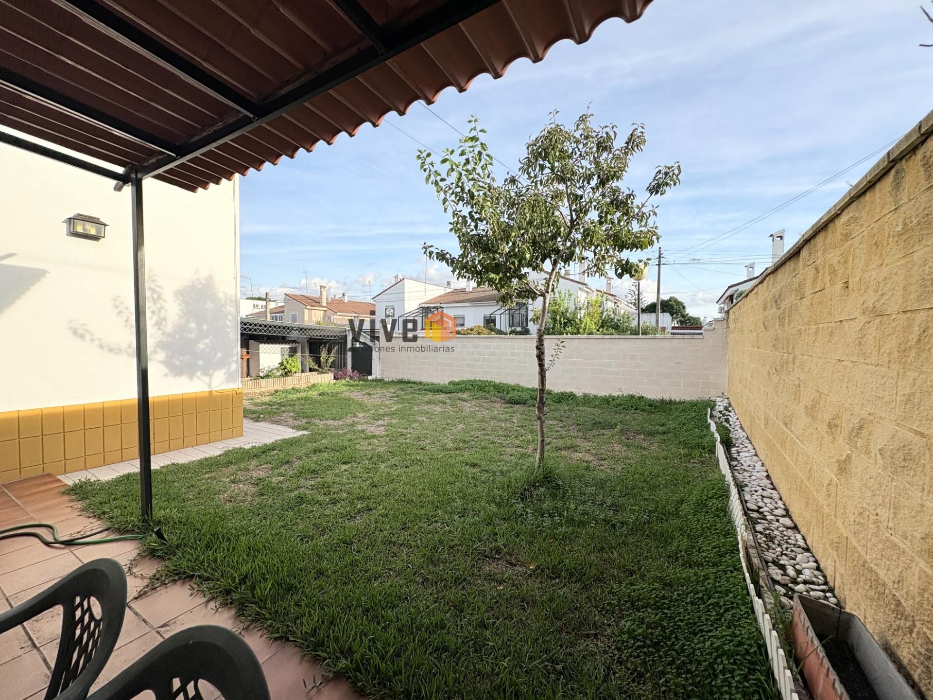 Jardí de Casa adosada en venda en Mairena del Aljarafe amb Aire condicionat, Jardí privat i Terrassa
