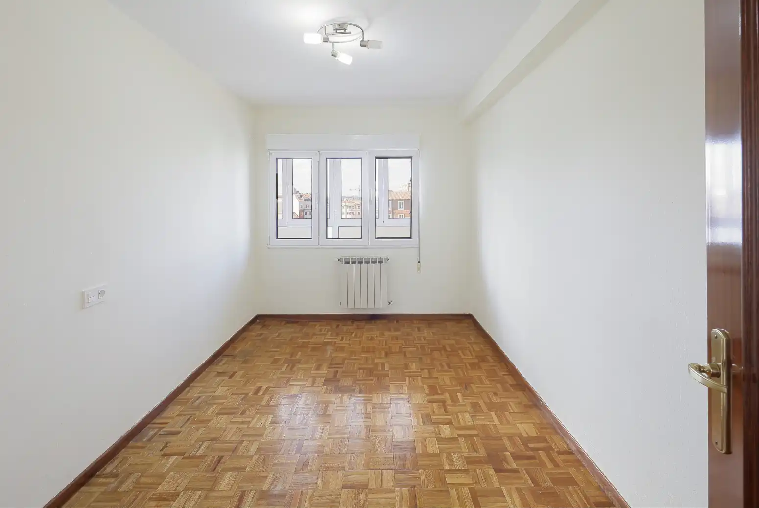 Dormitori de Pis en venda en Gijón  amb Calefacció, Parquet i Terrassa