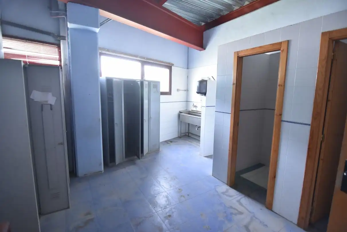 Badezimmer von Fabrikhallen zum Verkauf in Etxebarria 
