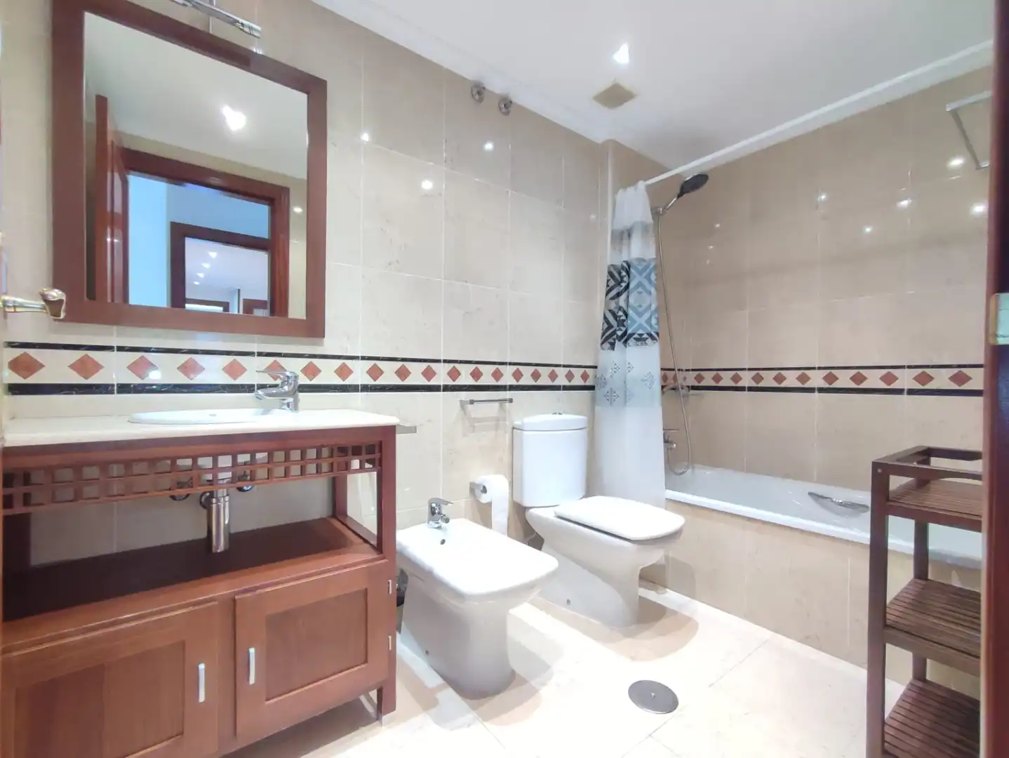 Baño de Piso de alquiler en Gijón  con Calefacción, Parquet y Terraza