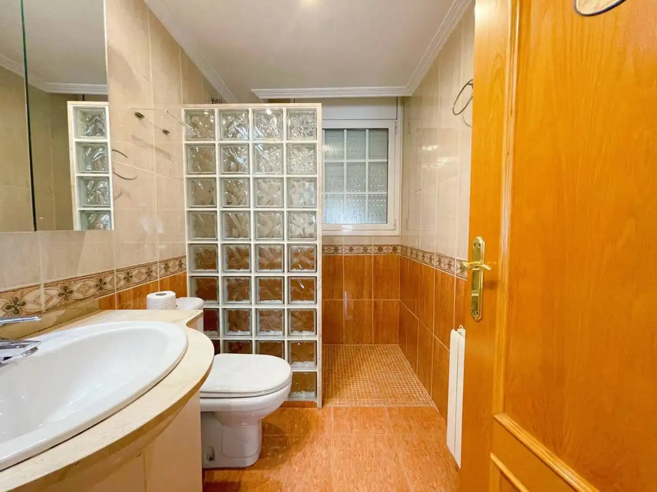 Badezimmer von Wohnung zur Miete in Cerdanyola del Vallès mit Klimaanlage, Heizung und Privatgarten