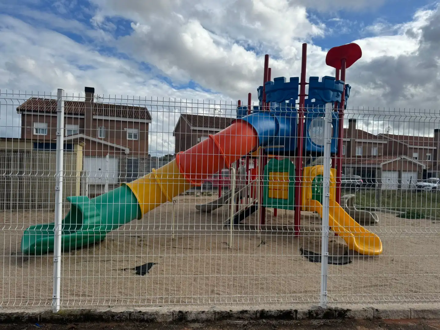 Aparcament de Casa o xalet en venda en Pioz amb Calefacció, Jardí privat i Moblat