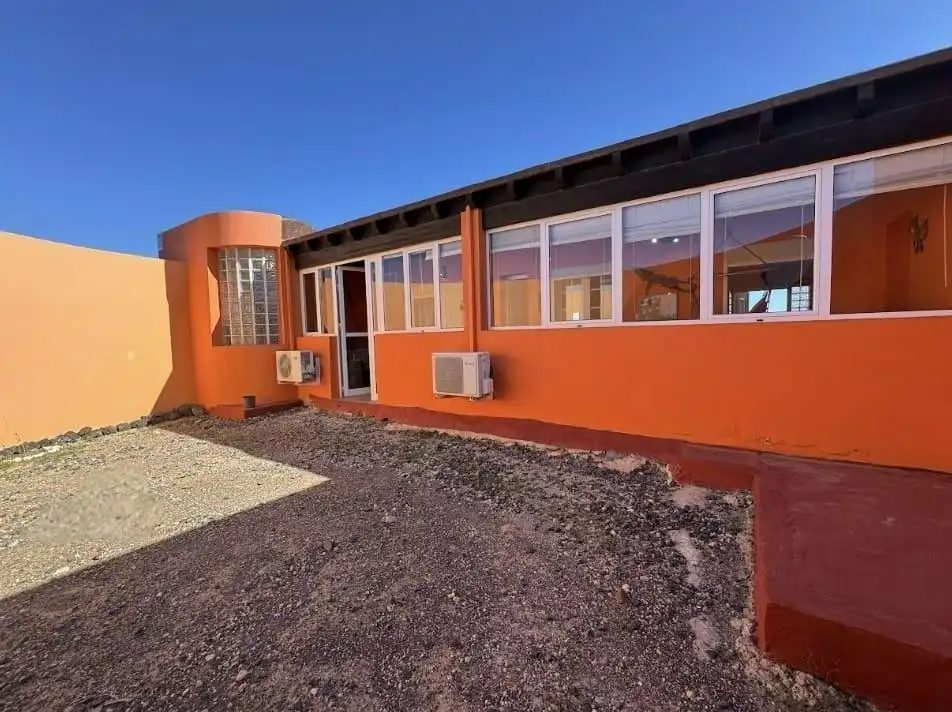 Vista exterior de Casa o xalet en venda en Tuineje amb Aire condicionat, Terrassa i Piscina