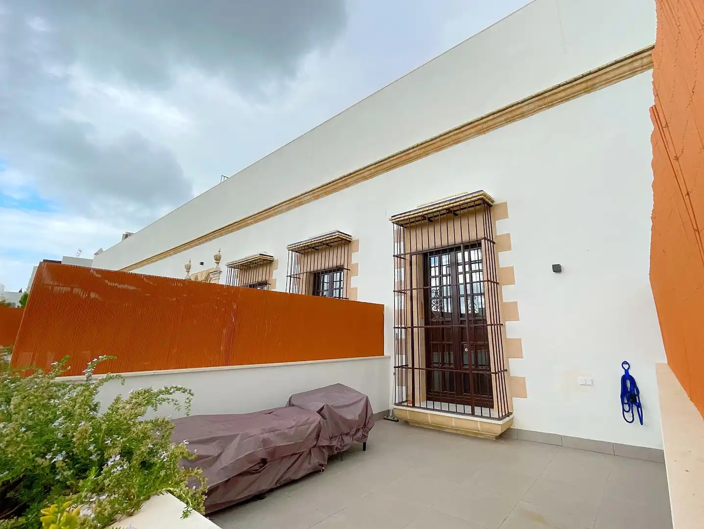 Vista exterior de Casa o xalet en venda en El Puerto de Santa María amb Terrassa, Moblat i Piscina comunitària