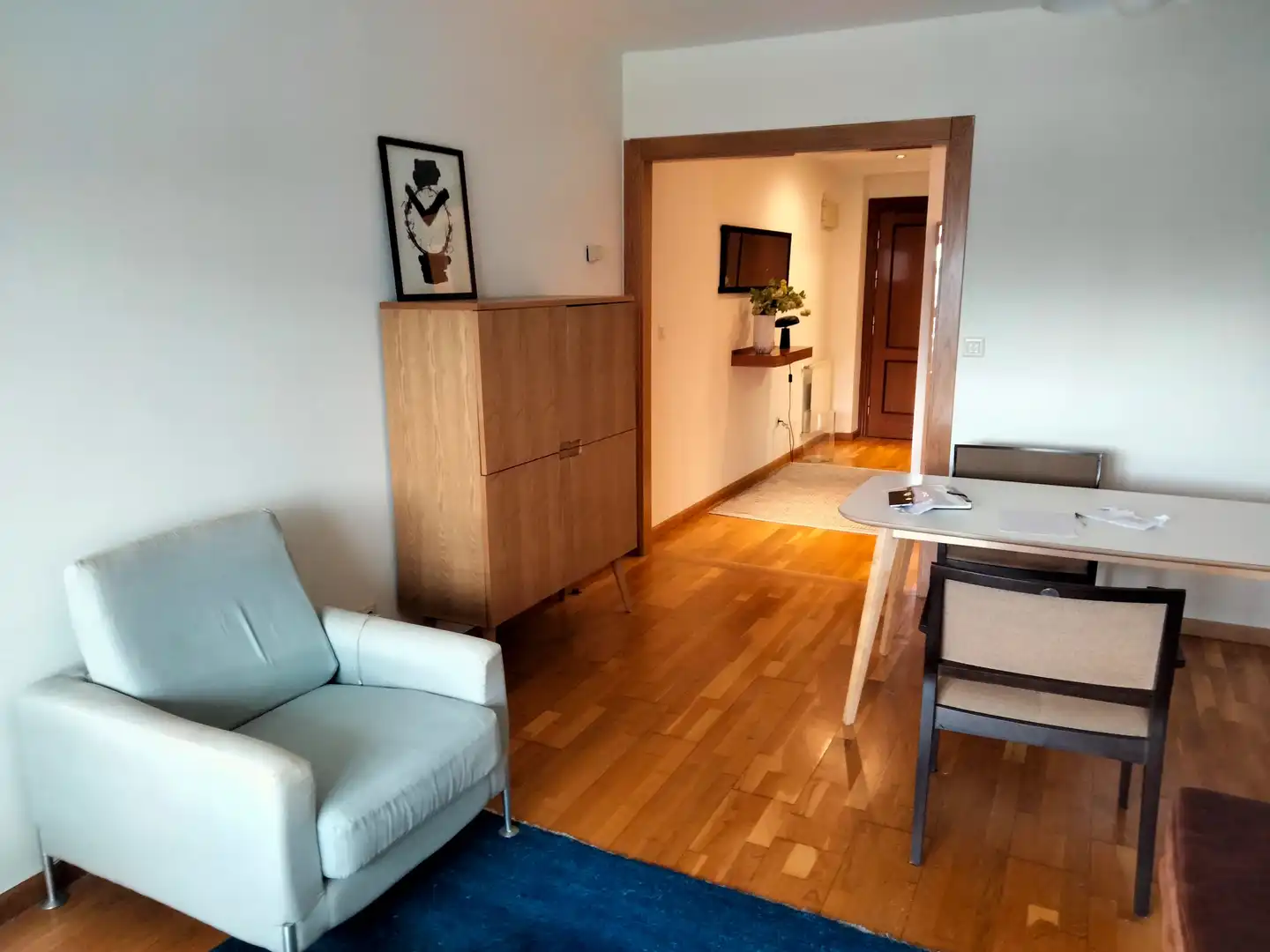 Sala d'estar de Pis de lloguer en Gijón  amb Calefacció, Parquet i Moblat