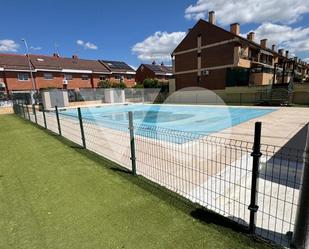 Piscina de Casa adosada en venda en Alcorcón amb Aire condicionat, Calefacció i Jardí privat