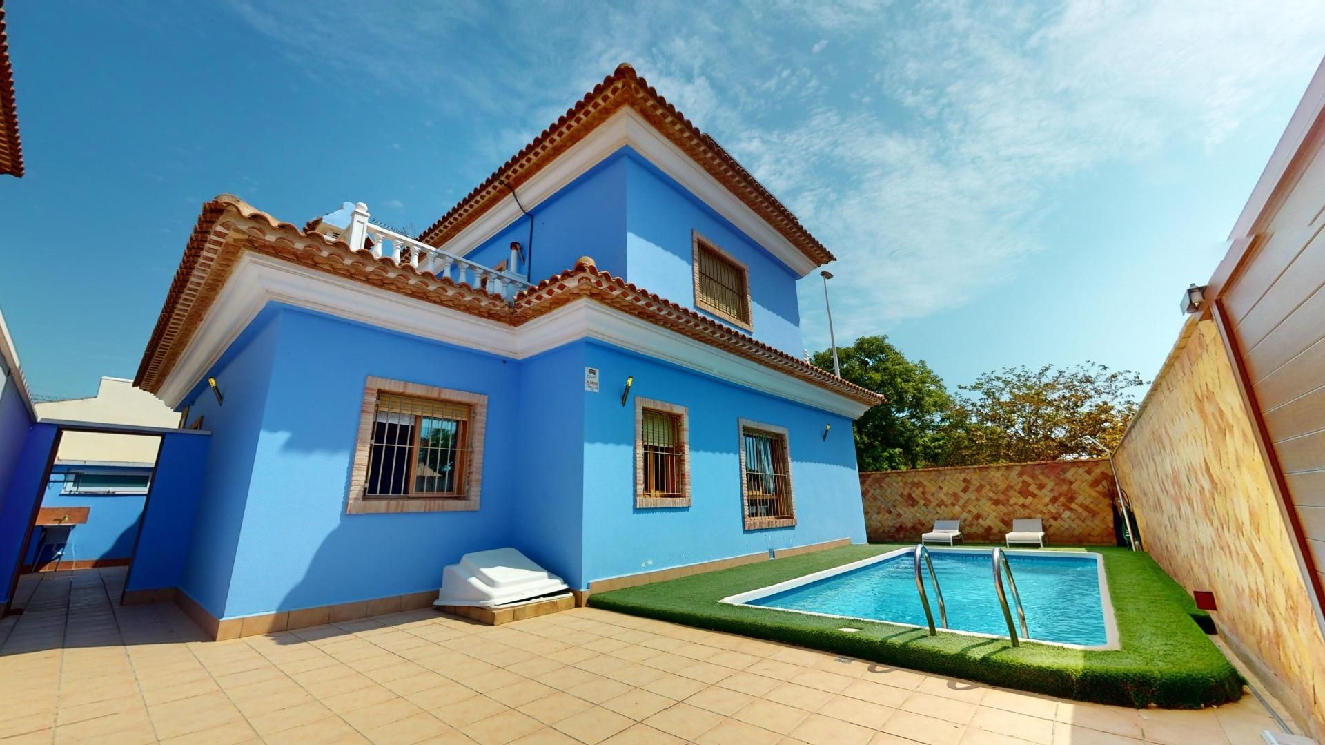 Vista exterior de Casa o xalet en venda en San Pedro del Pinatar amb Aire condicionat, Calefacció i Jardí privat