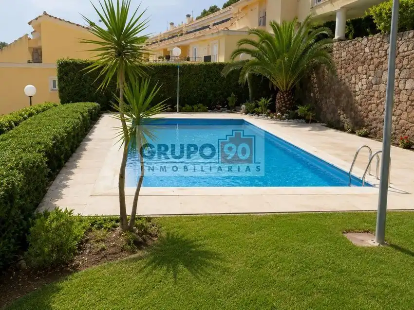 Schwimmbecken von Einfamilien-Reihenhaus zur Miete in Chiva mit Privatgarten, Terrasse und Schwimmbad
