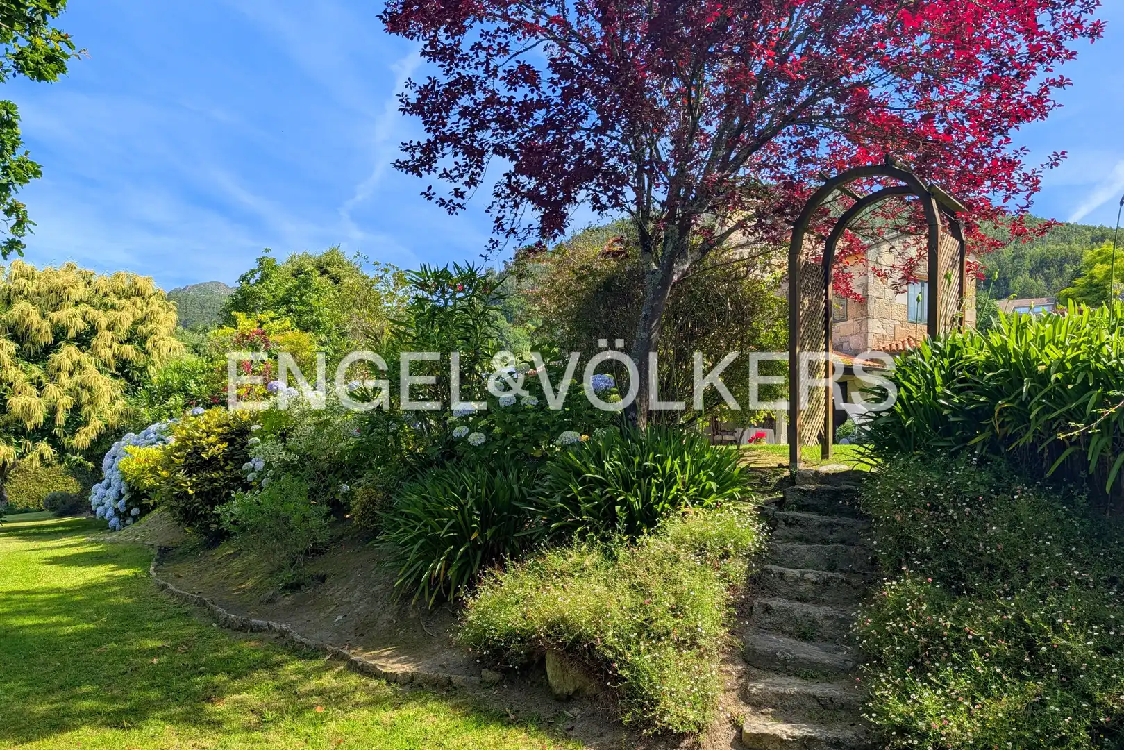 Vista exterior de Casa o xalet en venda en Nigrán amb Calefacció, Jardí privat i Terrassa