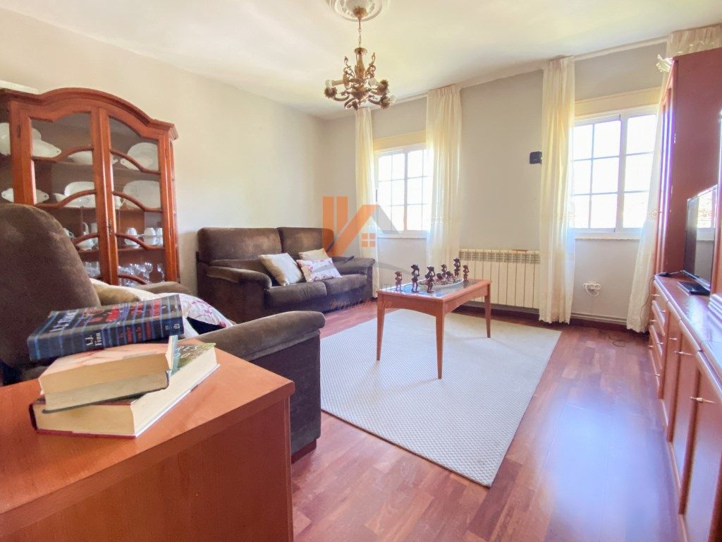 Sala d'estar de Casa o xalet en venda en Santiago de Compostela  amb Jardí privat, Forn i Internet