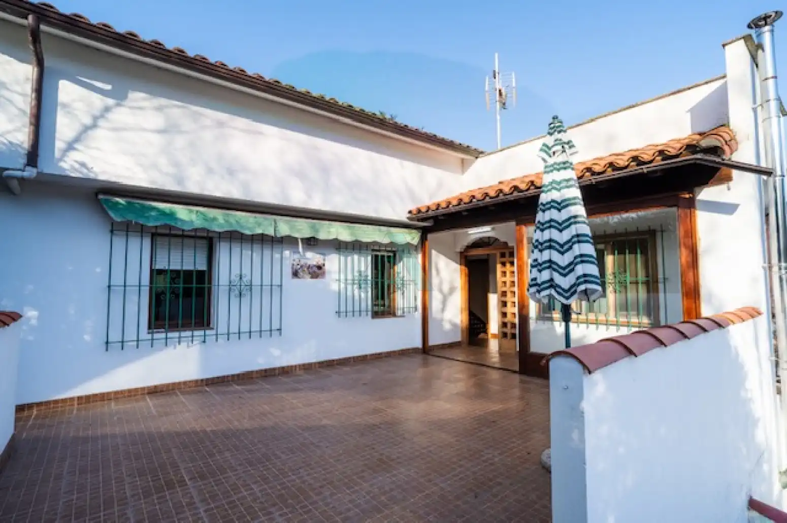 Vista exterior de Casa o xalet en venda en Llanes amb Jardí privat, Terrassa i Piscina