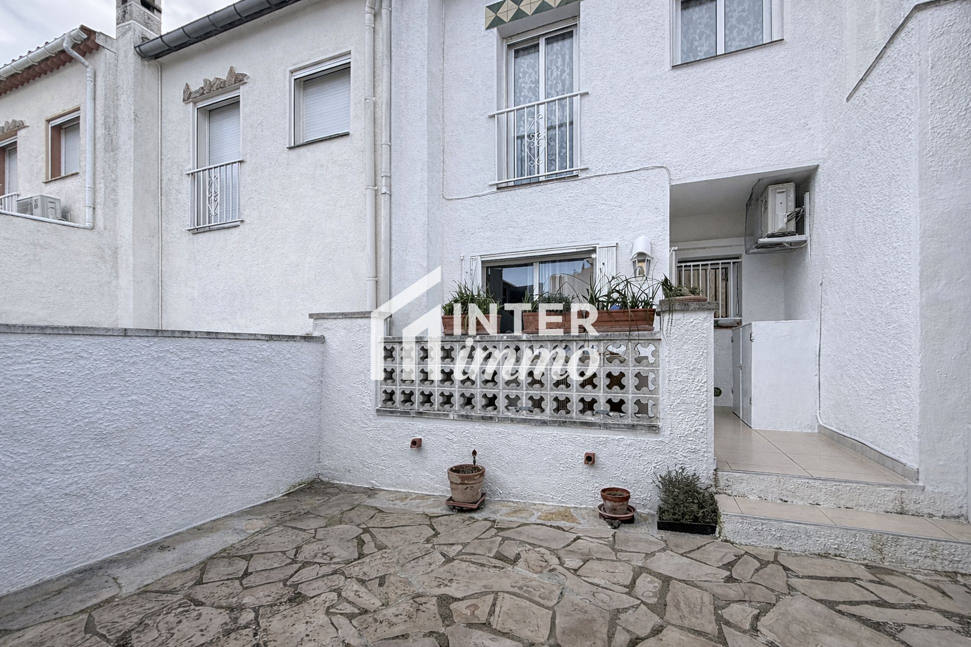 Vista exterior de Casa o xalet en venda en Empuriabrava amb Aire condicionat, Terrassa i Piscina