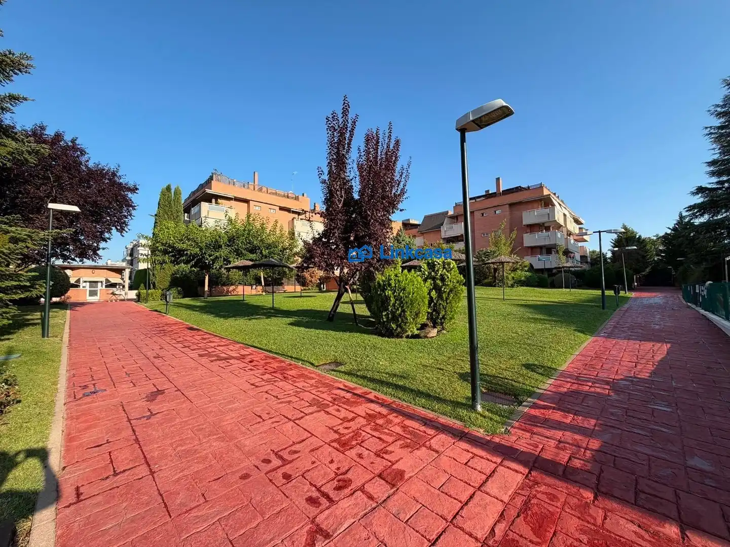 Vista exterior de Pis en venda en Pozuelo de Alarcón amb Aire condicionat, Calefacció i Jardí privat