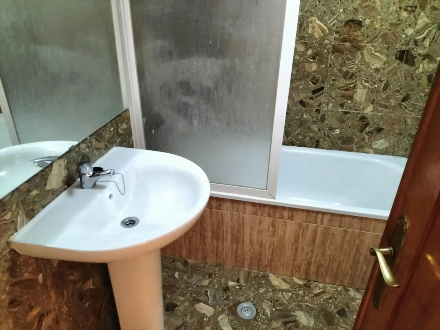 Bathroom of Flat for sale in Palencia  with Heating, Private garden and Parquet flooring