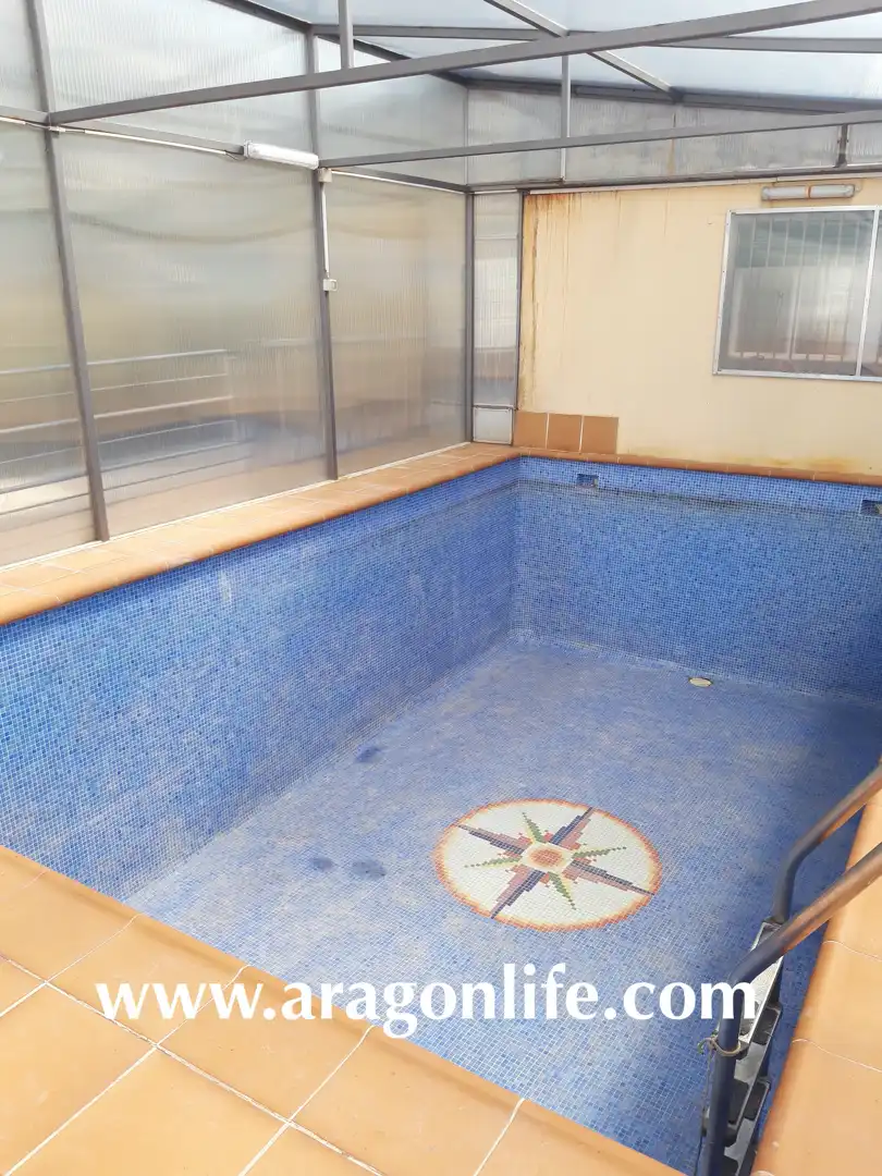 Piscina de Finca rústica en venta en Caspe con Amueblado